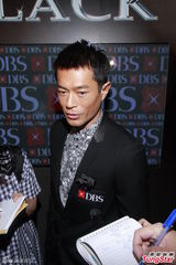 组图：古天乐坚持家人团聚庆生 木讷拍全家福