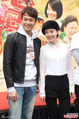 组图：李康宜拜神求票房 爱情长跑结婚顺其自然