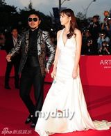 组图：李贤宇金素妍等星亮相釜山电影节开幕式