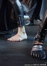 组图：麦当娜上演限制级 边跳边脱蹭猛男