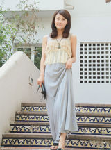 组图：贾青蕾丝连衣裙搭黑色手包