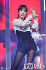 组图：SHINee回归打榜军服风帅气 女团露腰秀腿