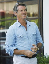 幻灯图集：皮尔斯-布鲁斯南一家幸福出游