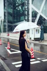 明星爱街拍：袁姗姗化身雨中精灵大步前行