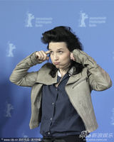 组图：《她们》记者会 比诺什开心搞怪热吻女星