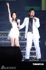 组图：五月天张惠妹等接力开唱 领众人跨越2011年