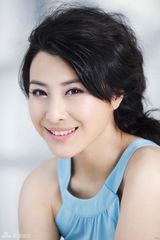 幻灯图：王雅捷春日写真 妆容脱俗展娴静气质 