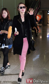 组图：韩星苏怡贤机场亮相黑衣粉裤潮味尽显