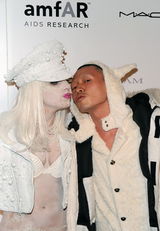 幻灯图集：Lady Gaga珍珠面妆现身艾滋病慈善红毯