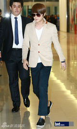 组图：韩国组合神话两人一组3地办签名会谢粉丝