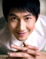 高清图：何明翰推新写真 曝为演尔康曾考虑整容