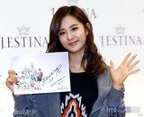 组图：韩国女团少女时代出席代言品牌粉丝签名会