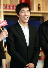 高清组图：韩组合2PM出席代言活动 穿正装帅气有型