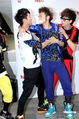 幻灯图：众星为电台庆生 现场进行男男火热激吻