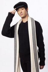 组图：赵文浩拍民国造型写真 化身鸭舌帽少年