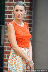 组图：莱弗利碎花裙赶拍《绯闻女孩》 搞怪表情不断