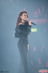 组图：容祖儿半裸开唱 自嘲瘦到没胸只剩两点