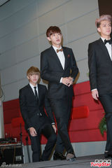 高清图：GD条纹装出席mama记者会 EXO正装帅气