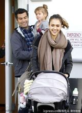 组图：阿尔芭推婴儿车笑意满满 小奥诺爸爸怀里哭闹