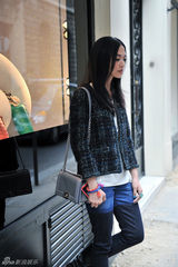 组图：姚晨街拍美腿醒目 网友送昵称“腿姐”