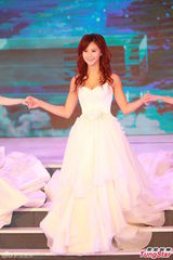 组图：港姐总决赛低胸白裙开场 舞台梦幻唯美