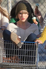 组图：泰勒踩超市推车与闺蜜海边嬉戏玩闹