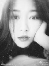 组图：央吉玛搞怪生活照曝光 点朱砂另类妆容