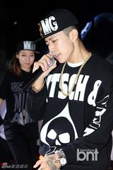 组图：朴载范BUMKEY助阵品牌活动献嘻哈舞台