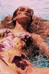 组图：超模卡洛琳-莫菲登《Vogue》秀性感泳装