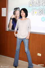 组图：小S经典挑逗男星POSE再现 不知大S已订婚