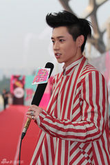 组图：魏晨红色条纹装另类 打造最炫阿拉伯风