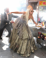组图：Gaga《名利场》大片再蹬“恨天高”尴尬摔倒 