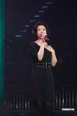 幻灯图：黄奕低调黑色礼服 诠释别样柔情小女人