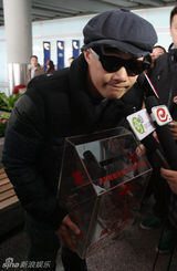 幻灯：陈奕迅29日北京开唱 抱慈善箱抵京彩排