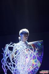 组图：张敬轩个唱上演3D大秀 舞台变身时光机