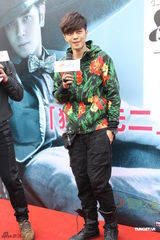 组图：罗志祥穿花衣签售 展现搞怪本色粉丝爆棚