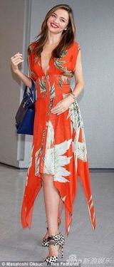 组图：米兰达深V裙酥胸半露 甜笑挥手电力十足