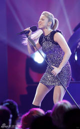 高清：夏奇拉德国领奖 水晶短裙狂舞中国大鼓