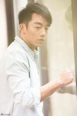 组图：郑恺居家风杂志写真 慵懒笑容展暖男魅力