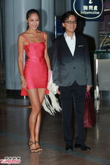 组图：晶刚香港婚宴 蒋怡红色礼服性感与男友现身