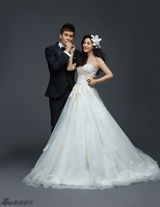 组图：小李琳唯美婚纱照曝光 与经超秀幸福