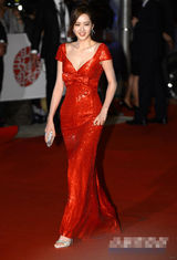 组图：高雅罗红裙似火惹人瞩目 长发轻挽尽显风情