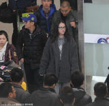 组图：周海媚素颜戴眼镜现身 身穿大衣体态臃肿