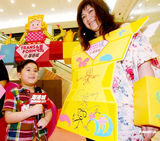 幻灯图：香港举办母亲节活动 小朋友向母亲表爱意