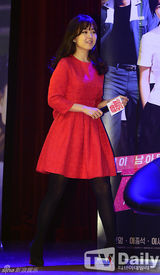 组图：李钟硕宣传《热血青春》展笑颜抱女影迷