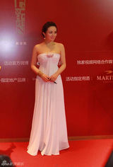 组图：女星孟茜携手姚晨 性感亮相“时尚权力榜”