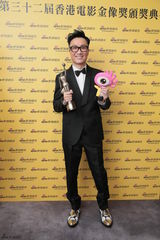 组图：金像奖得主后台秀奖杯 与小新合影