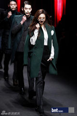 组图：具俊晔朴政珉等出席韩国首尔时装秀