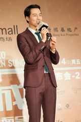 高清图：长腿男神赵寅成亲和 大摆POSE不忘卖萌