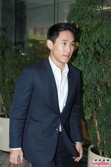 组图：霍启刚好友庄家彬送礼 贺“晶刚”当父母